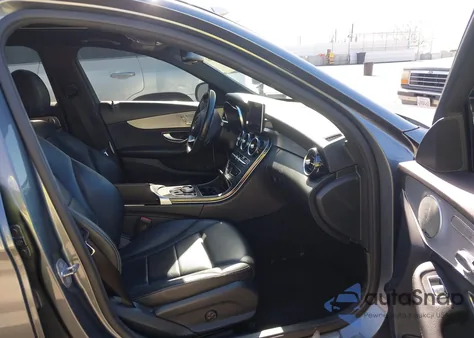 2018 Mercedes-Benz C 300 z USA, uszkodzony, nr VIN 55SWF4JBXJU280298